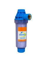 تصویر فیلتر پلی فسفات دلفین مخصوص پکیج و آبگرمکن با بدنه شفاف و درب آبی روی پسزمینه سفید