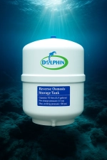 تصویر هنری مخزن ۱۶ لیتری دستگاه تصفیه آب دلفین در کف اقیانوس، نماد پاکی و شفافیت آب