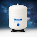 منبع تحت فشار تانک پک ۴ گالن دلفین با پس‌زمینه کهکشانی و طراحی مدرن