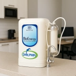 دستگاه تصفیه آب Dolphin Bio Energy Nano روی میز آشپزخانه یا محیط اداری با طراحی کامپکت