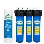 تصویر فیلتر الیافی ۲۰ اینچی دلفین در کنار دستگاه پیش‌تصفیه سه‌مرحله‌ای آبی رنگ برند Dolphin برای سیستم تصفیه آب خانگی و صنعتی