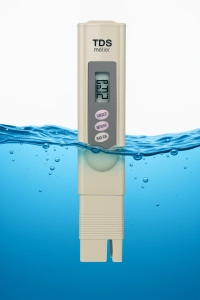 اندازهگیری سختی آب شهری با دستگاه TDS متر که عدد ۳۴۵ ppm را نشان میدهد